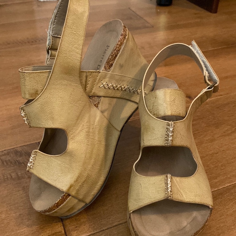 Tan Pierre Dumas platform sandals.  7.5 like- new.  Very comfortable!